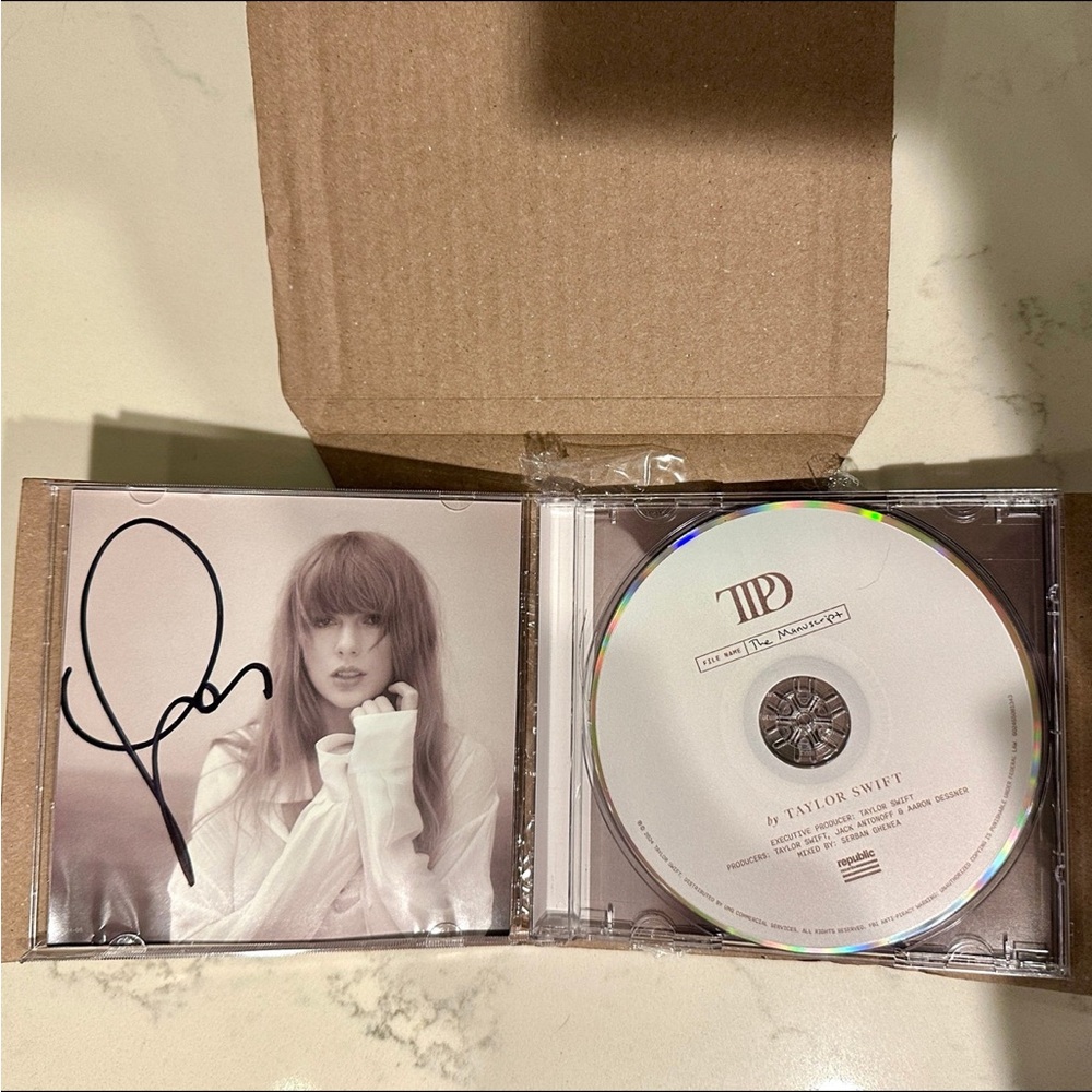 SIGNED Taylor Swift The Tortured Poets Department CD